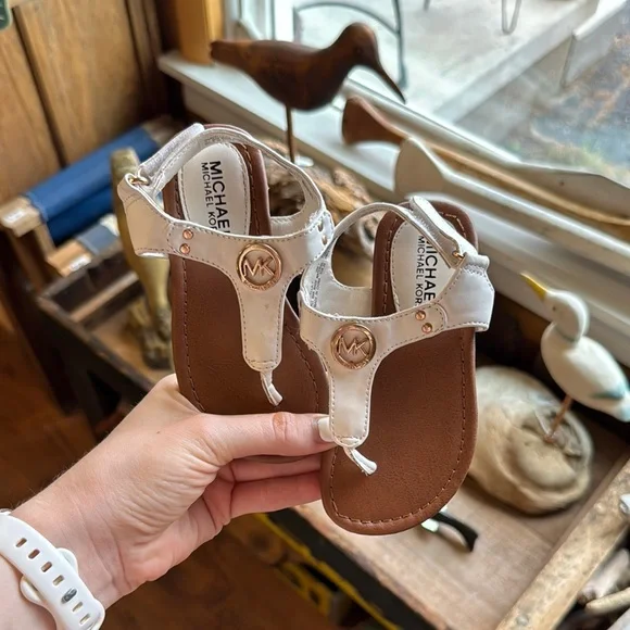 Michael Michael Kors Girls White and Brown Sandals T-Strap Design 7 NWOT